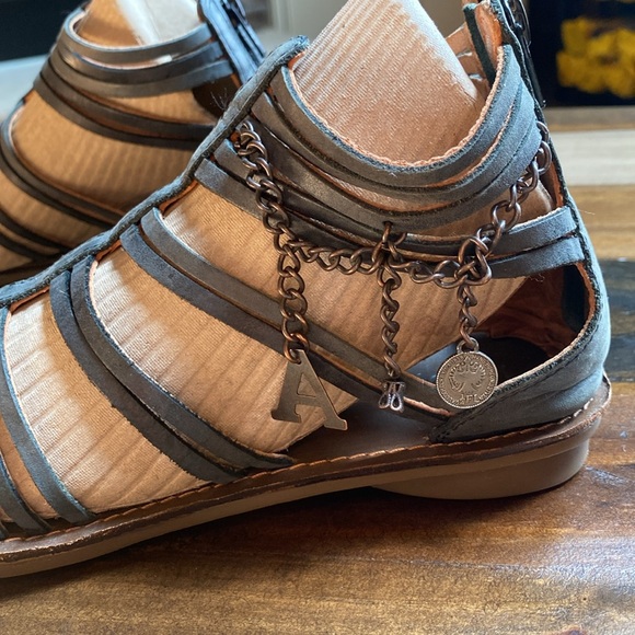 Gladiator Sandal “ Kickers Lilou”Women’s Size 37 Preowned (used a few times) - Picture 4 of 8